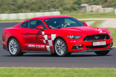 Driving behind the wheel of a Ford Mustang on the track (1 lap)
